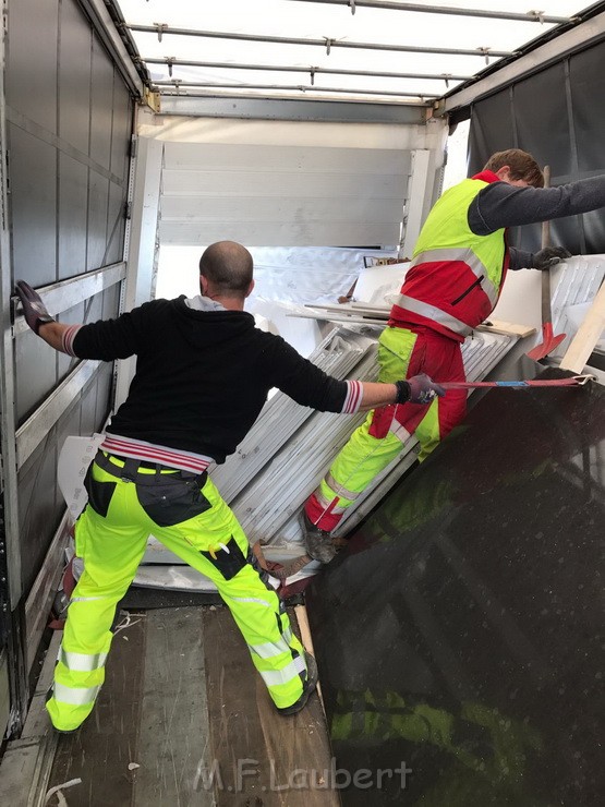 LKW Ladung verschoben A 3 Rich Oberhausen Hoehe AS Koeln Dellbrueck SP P25.jpg